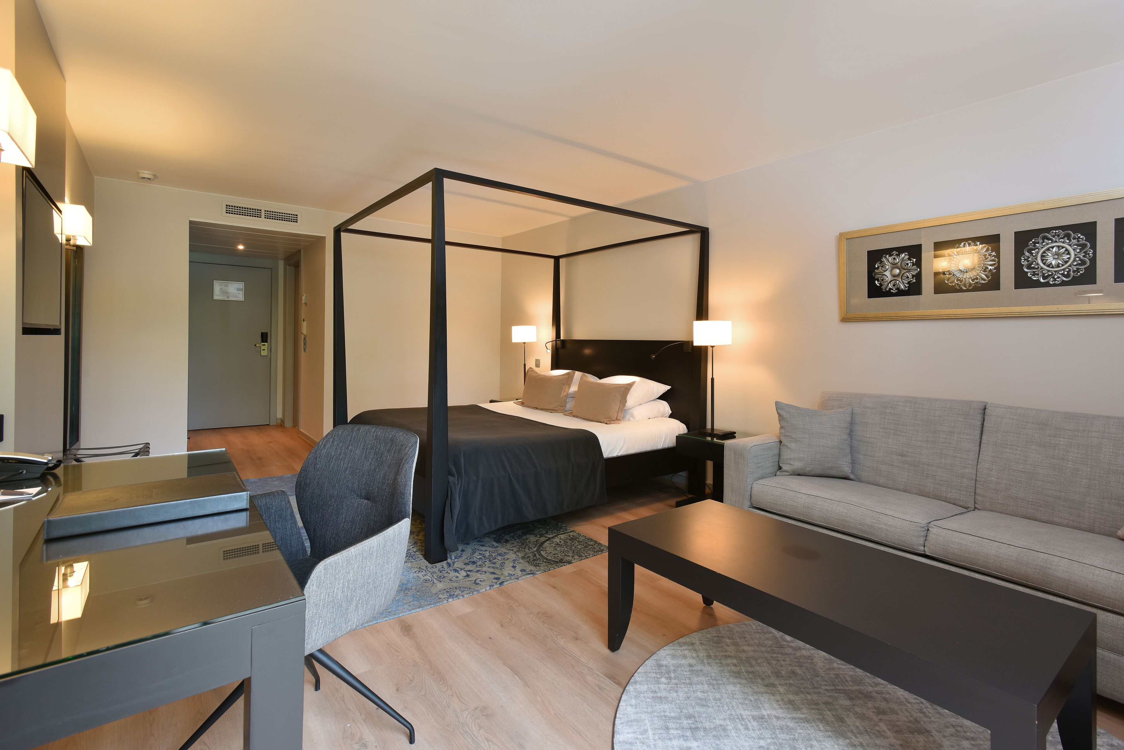 Minibar, coffres-forts dans les chambres, bureau, rideaux occultants
