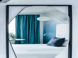 Standard Room, 1 Katil Kelamin (Double) | Peti besi dalam bilik, meja, langsir/tirai gelap terus, kalis bunyi 