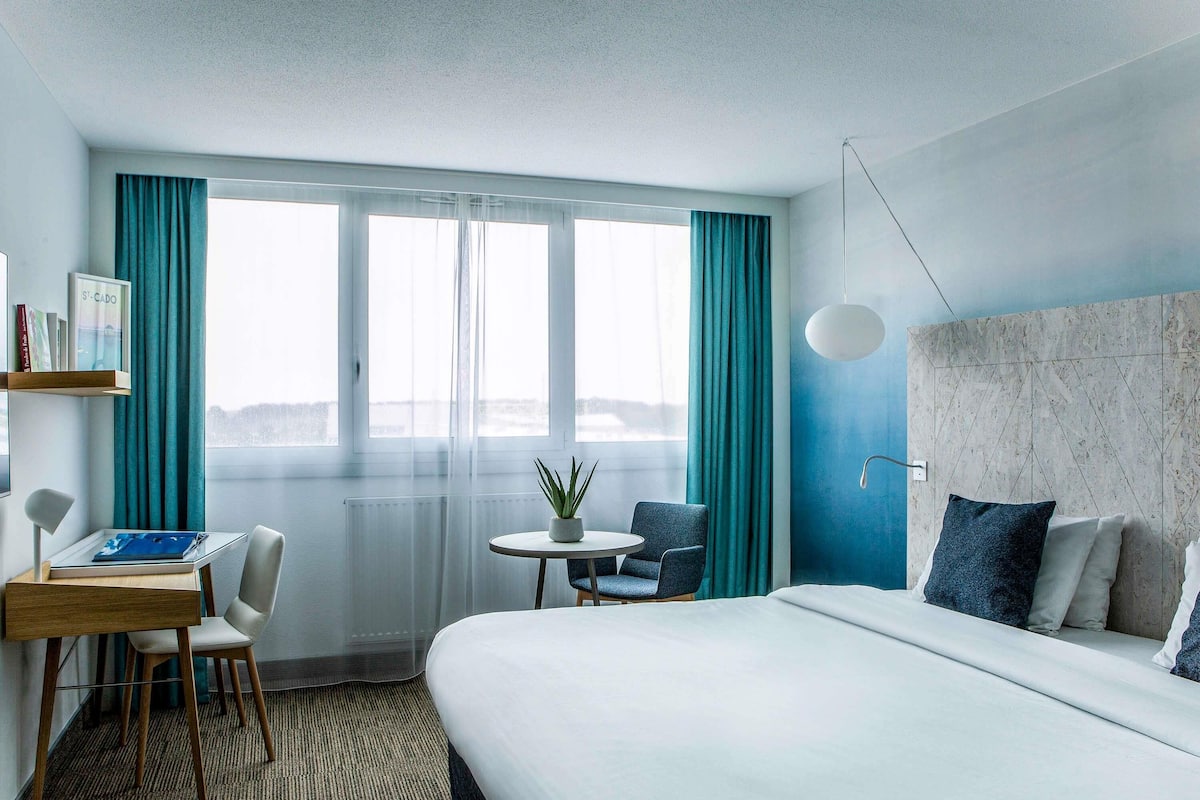 standard room, 1 double bed | in-room safe, desk, blackout curtains, soundproofing