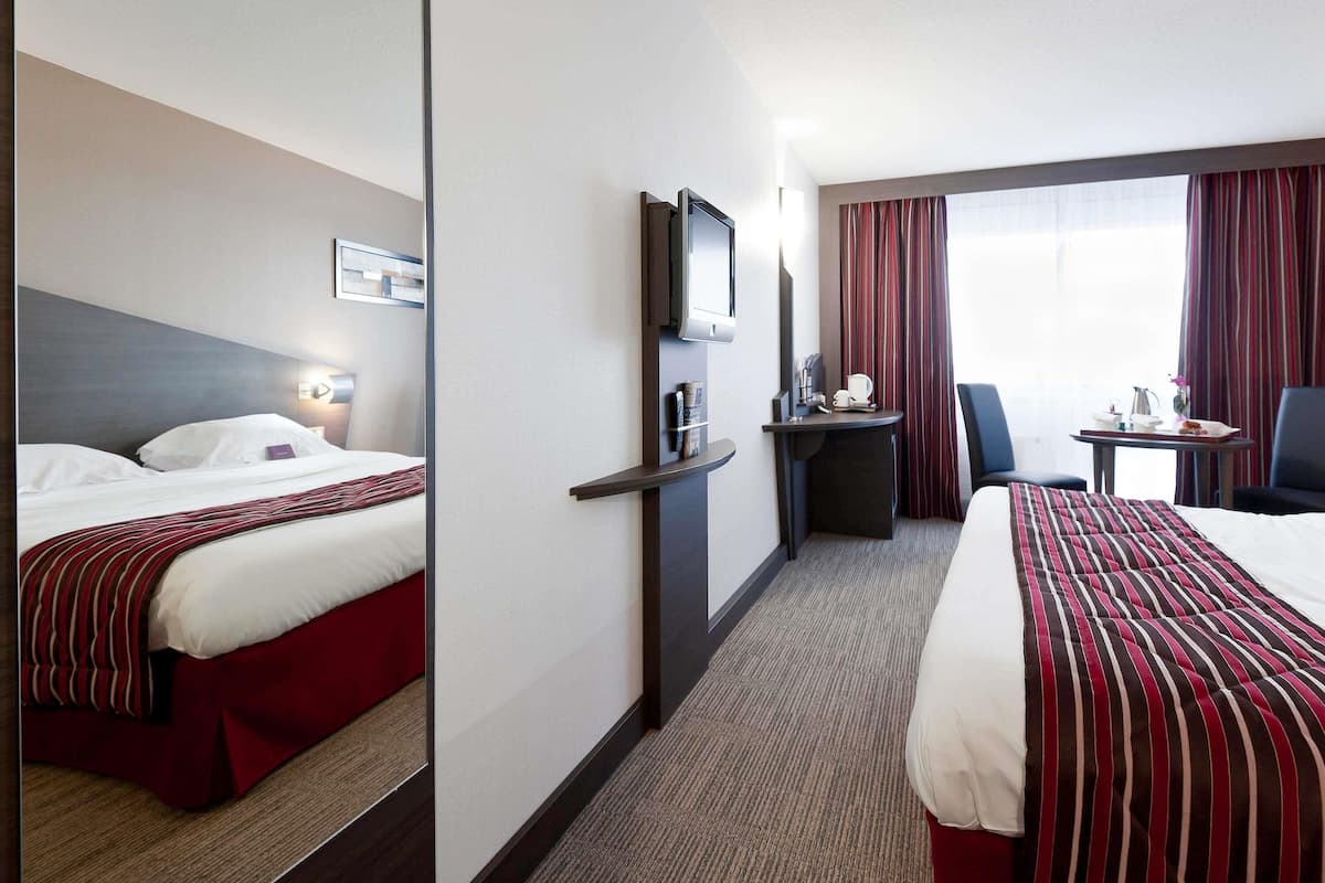 Privilege, Room, 1 Double Bed | In-room safe, desk, blackout drapes, soundproofing