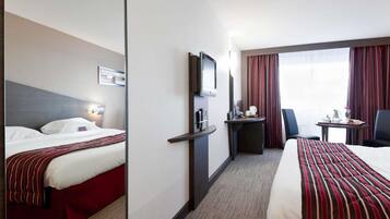 Caja de seguridad en la habitación, escritorio y cortinas blackout