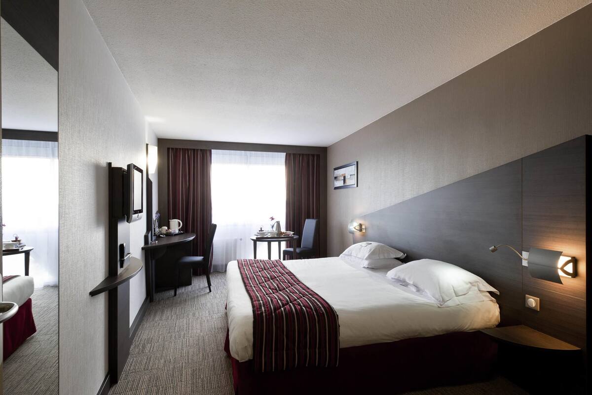 standard twin room, 2 single beds | in-room safe, desk, blackout curtains, soundproofing