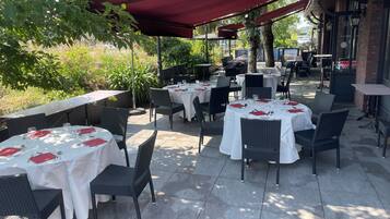Breakfast, lunch, dinner served; French cuisine