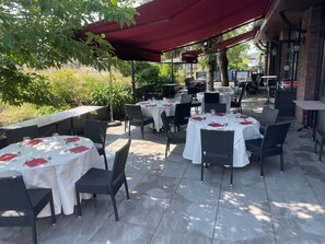 Lunch and dinner served, French cuisine