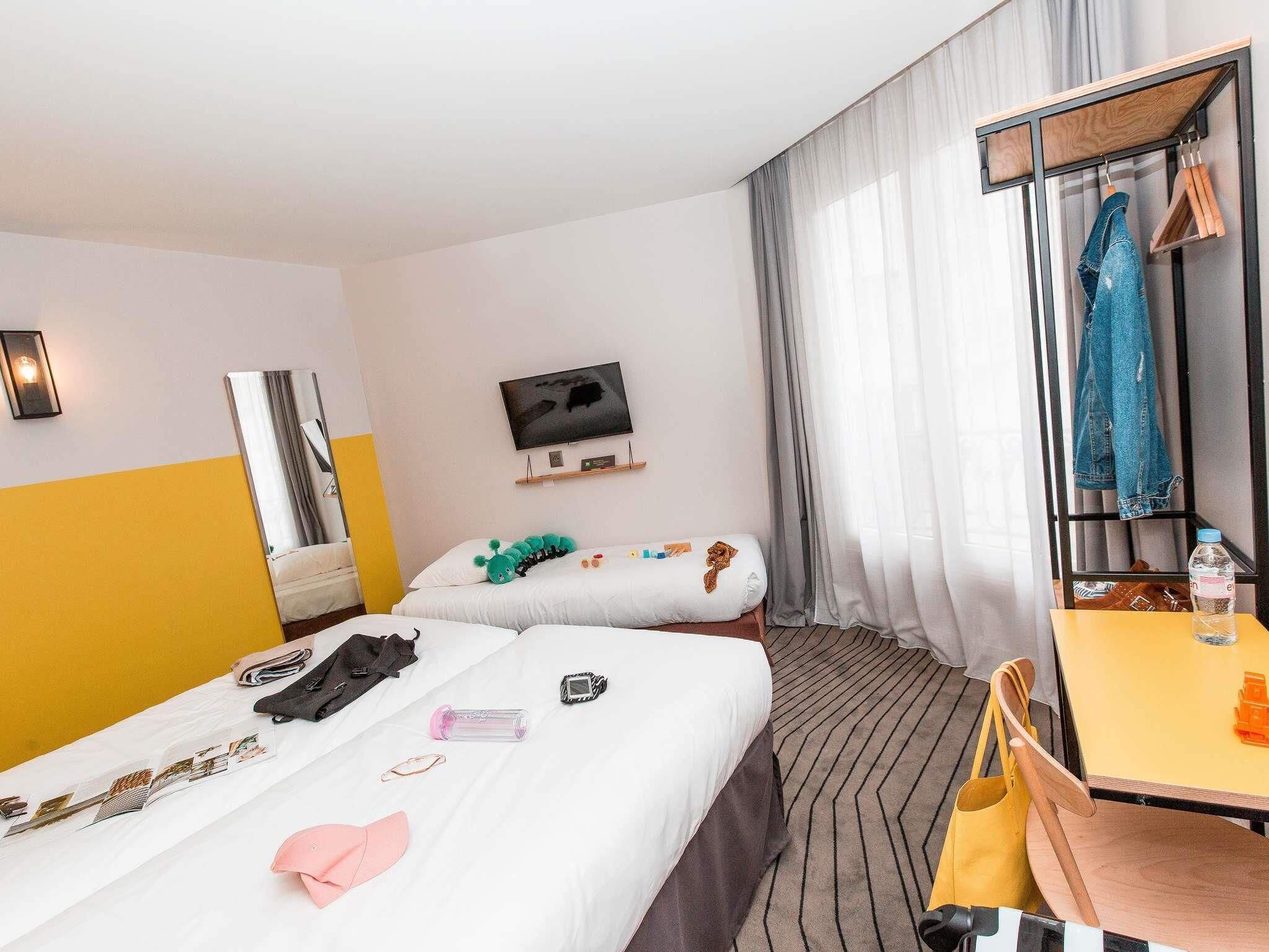 Quarto standard, várias camas | Roupas de cama premium, escrivaninha, cortinas blackout
