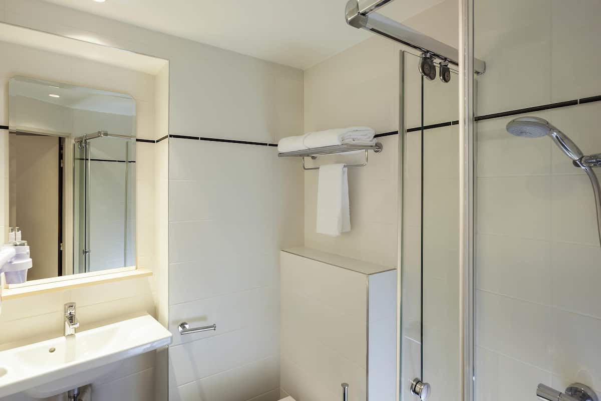 Sängtillbehör av högsta kvalitet, skrivbord och mörkläggningsgardiner