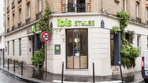 A storefront with a sign reading "ibis styles" and a speed limit sign of 30. - ibis Styles Paris Nation Porte De Montreuil (Paris)