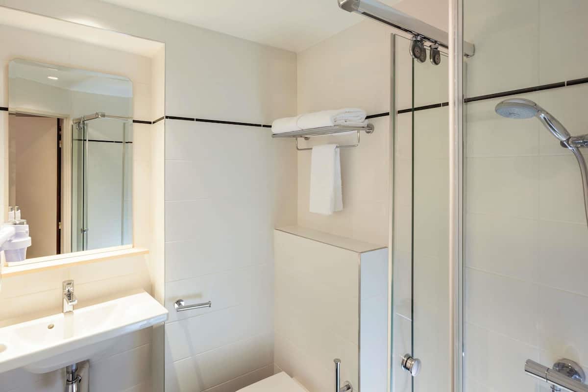 Luxe beddengoed, een bureau, verduisterende gordijnen