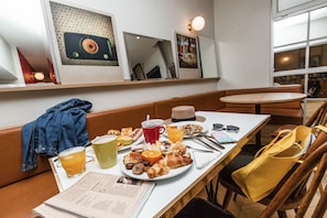 Café da manhã com buffet todos os dias mediante uma taxa
