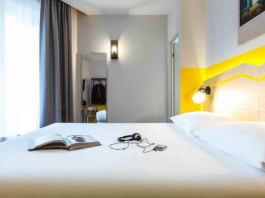 Ropa de cama de alta calidad, escritorio, cortinas opacas