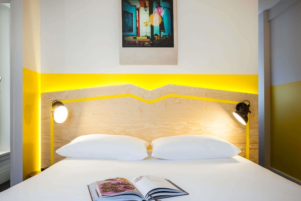 Premium bedding, desk, blackout drapes, soundproofing