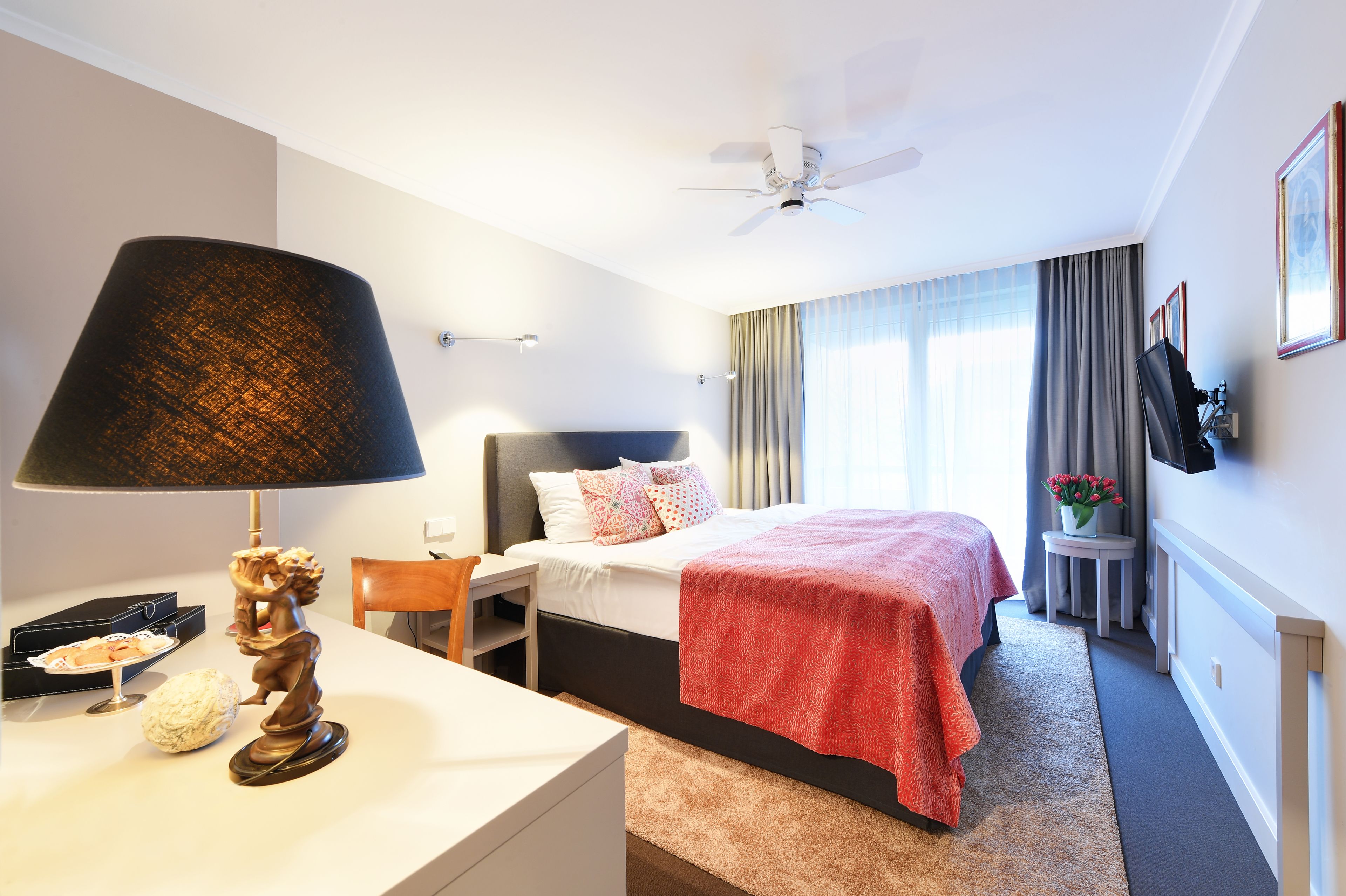 superior double room, balcony | minibar, in-room safe, desk, soundproofing