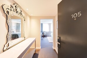 Chambre supérieure double | Minibar, coffre-fort, bureau, système d’insonorisation