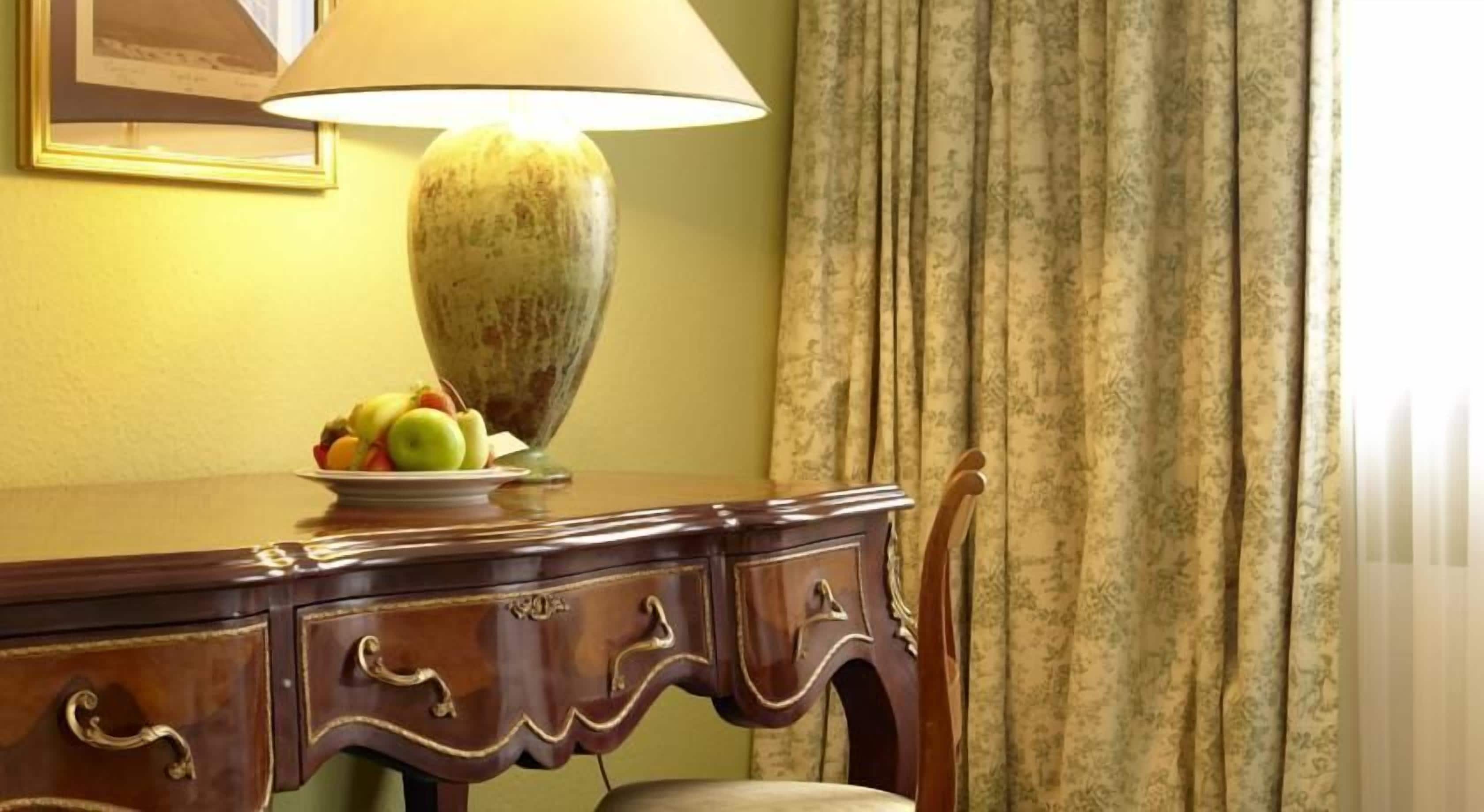 Habitación doble superior | Minibar, caja de seguridad en la habitación y escritorio 