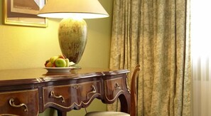 高级双人房 | 迷你吧、客房内保险箱、办公桌、隔音