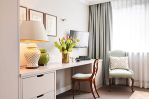 Chambre supérieure double | Aire de séjour | Téléviseur