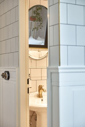 Bathroom - Max Brown Hotel Kudamm, Part of Sircle Collection (Berlin)