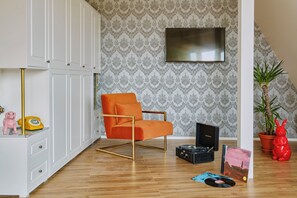 XXL Suite | Aire de séjour | Téléviseur à DEL de 32 po avec télévision numérique, téléviseur