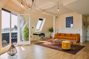 Ropa de cama de alta calidad y caja de seguridad en la habitación 