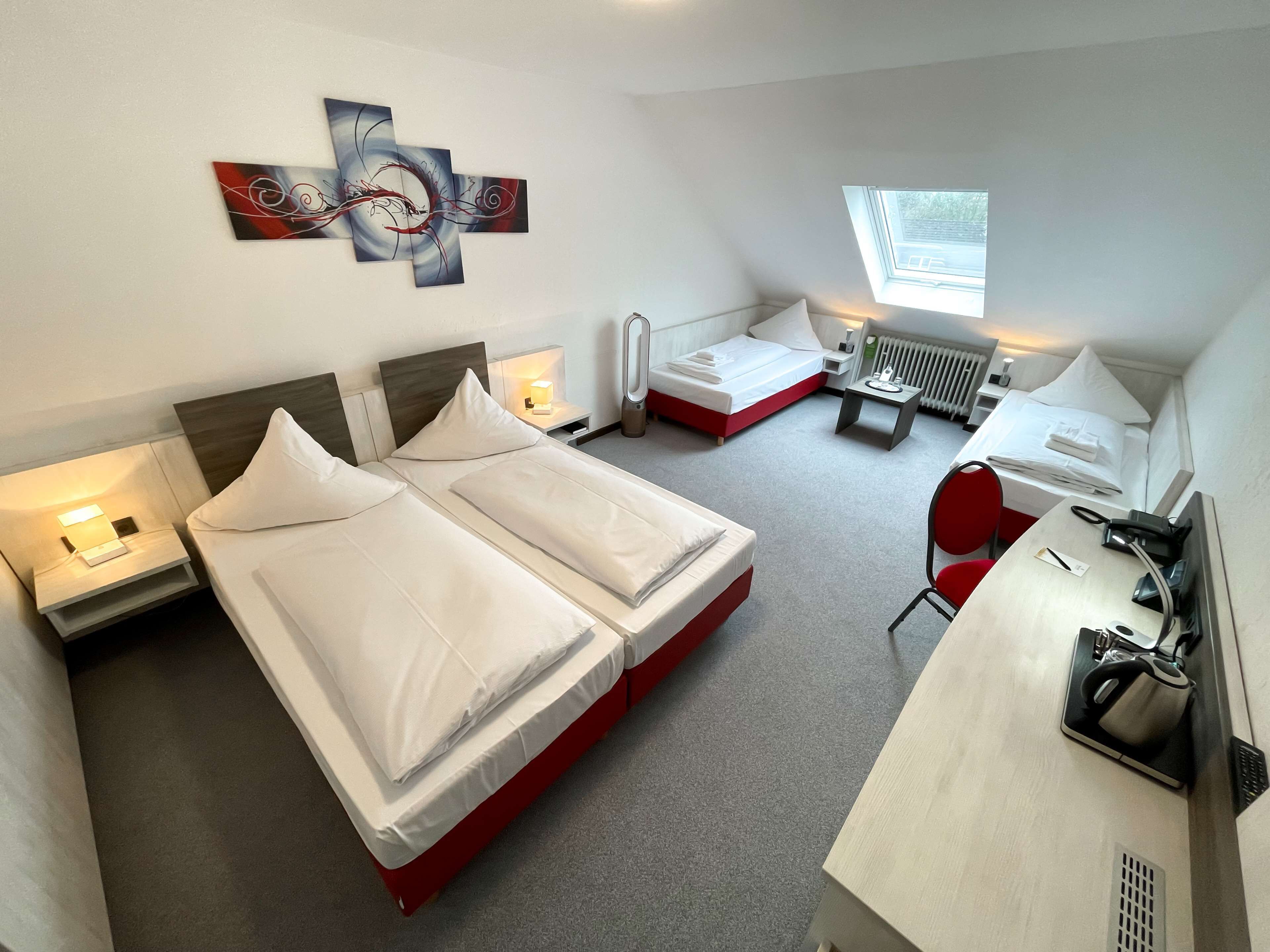 Classic-Vierbettzimmer | Allergikerbettwaren, Schreibtisch, Verdunkelungsvorhänge