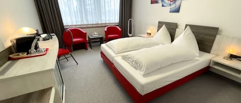 Quarto casal conforto | Roupas de cama antialérgicas, escrivaninha, cortinas blackout