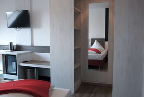 Classic Triple Room | Hypo-allergenic bedding, desk, blackout curtains, iron/ironing board - Brenner Hotel (Bielefeld)