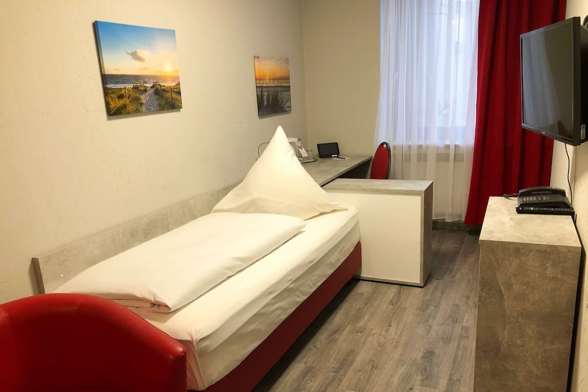 Economy Single Room | Hypo-allergenic bedding, desk, blackout curtains, iron/ironing board