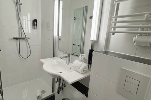 Singola Economy | Bagno | Doccia, set di cortesia gratuito, asciugacapelli, asciugamani