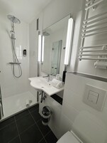 Economy Single Room | Bathroom | Shower, free toiletries, hair dryer, towels