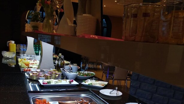 Ein reichhaltiges Buffet mit verschiedenen Speisen, darunter Salate, Früchte und Gebäck.