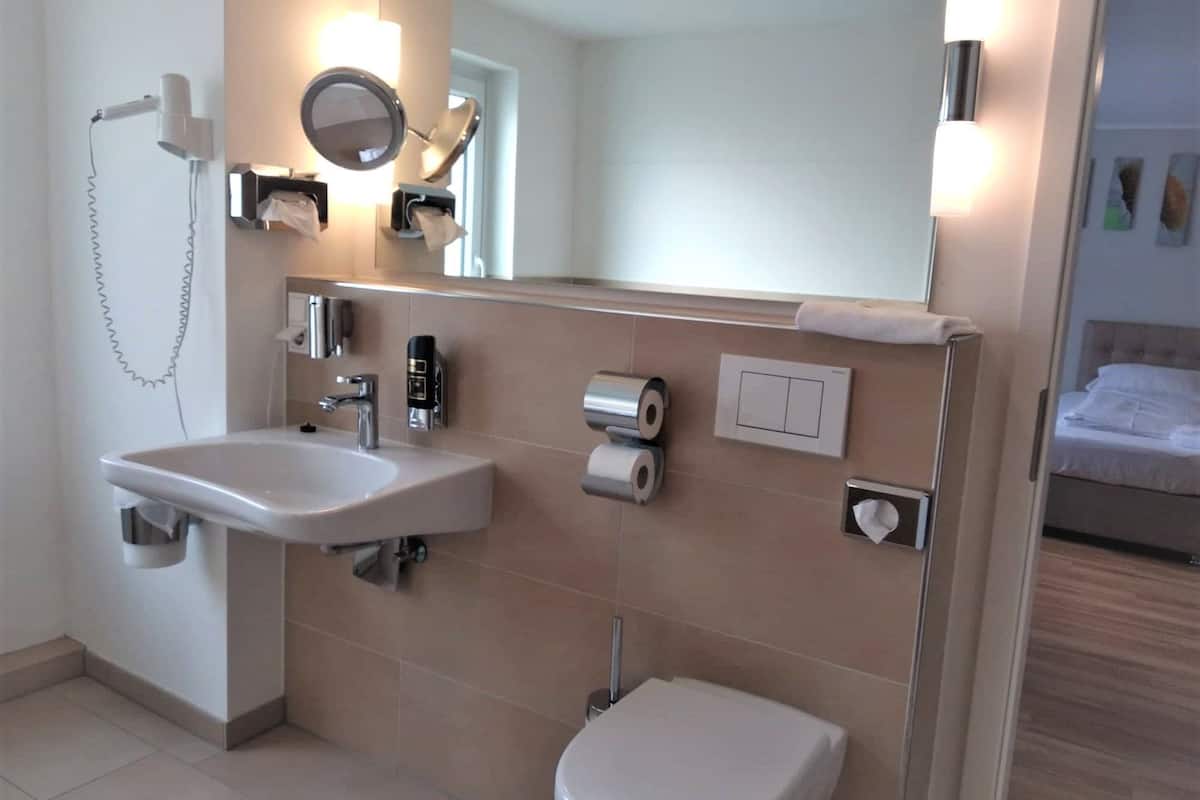 shower, free toiletries, hair dryer, towels