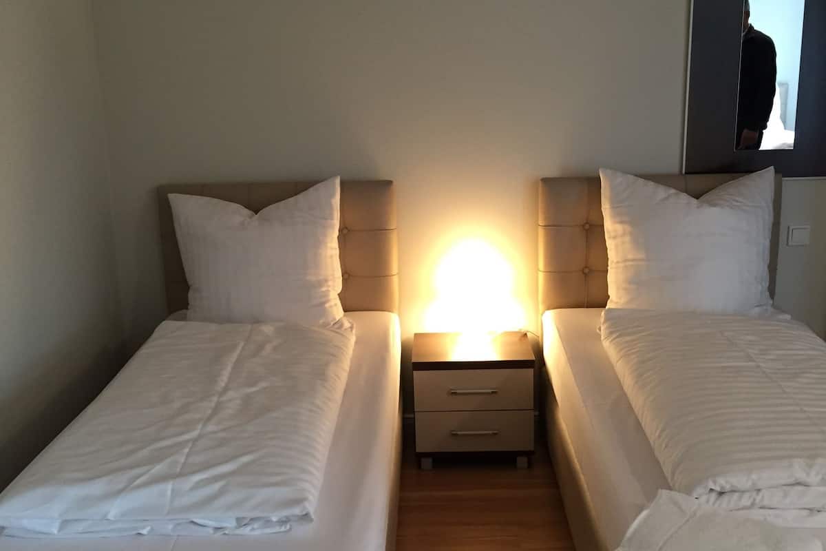 double room | premium bedding, desk, free wifi, bed sheets