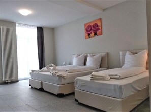 ビジネス トリプルルーム | 高級寝具、デスク、WiFi (無料)、ベッドシーツ