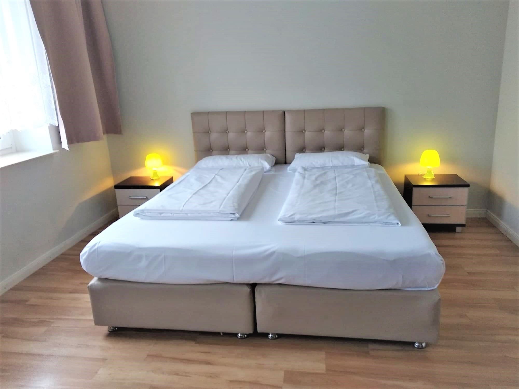 double room | premium bedding, desk, free wifi, bed sheets