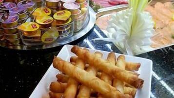 Café da manhã com buffet todos os dias (EUR 7.5 por pessoa)