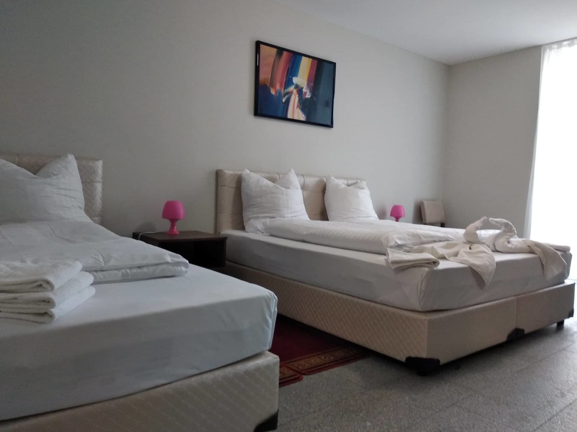 business triple room | premium bedding, desk, free wifi, bed sheets