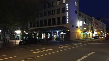 Fachada da propriedade à noite