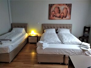 Quarto triplo empresarial | Roupas de cama premium, escrivaninha, Wi-Fi de cortesia, roupa de cama
