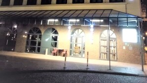 Ein mehrst öckiges Hotel mit der Aufschrift "M&A HOTEL" an der Fassade.