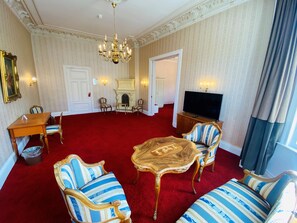 Junior Suite Deluxe | غرفة المعيشة | تلفزيون بحجم 32-بوصة يعرض قنوات تلفزيونية باشتراك مدفوع