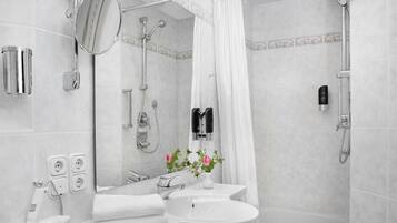 Familienzimmer | Badezimmer | Haartrockner, Handtücher, Seife, Shampoo