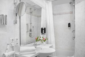 Habitación familiar | Baño | Secador de pelo, toallas, jabón y champú