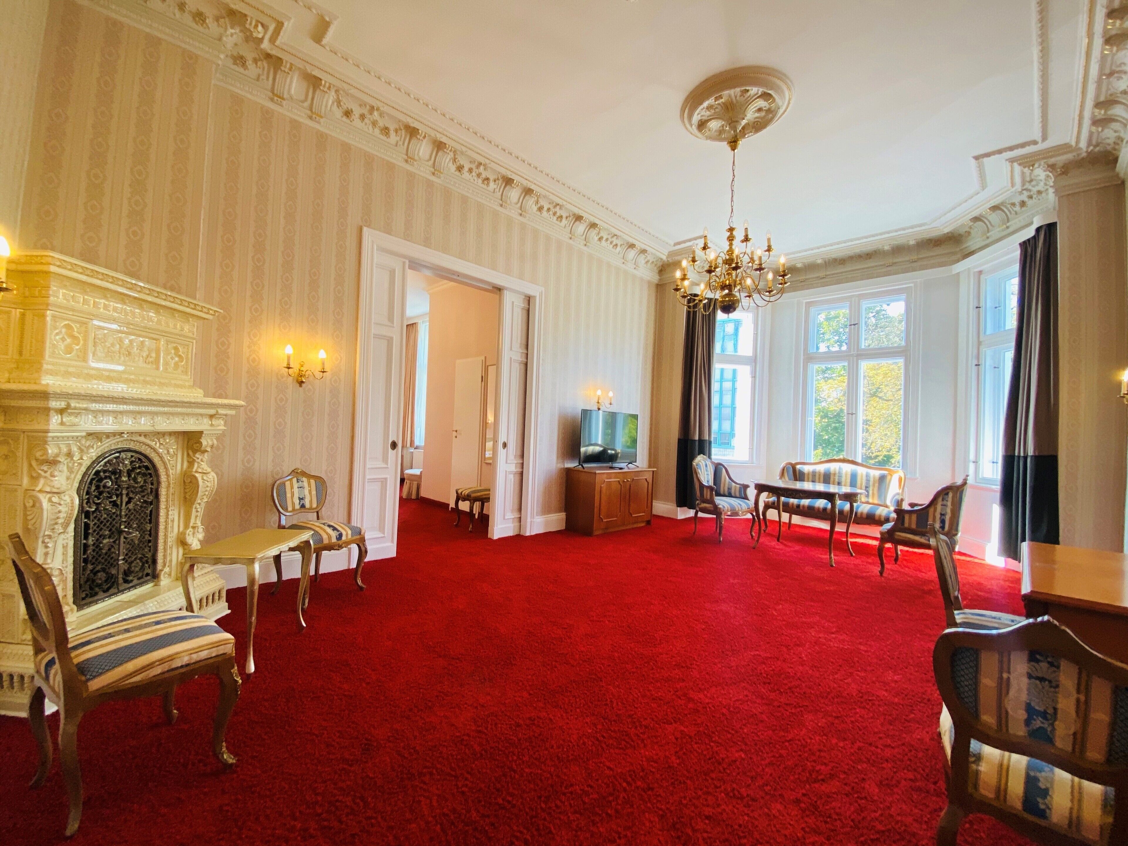 Junior Suite Deluxe | Wohnzimmer | 32-Zoll-Fernseher mit Kabelempfang