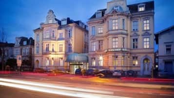 Fassade der Unterkunft – Abend/Nacht