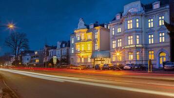 Fassade der Unterkunft – Abend/Nacht