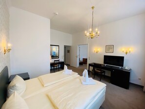 Family Room | Free WiFi, bed sheets - Hotel Kaiserhof DELUXE (Lübeck)