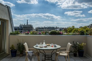 Junior suite, terras, uitzicht op de stad | Terras