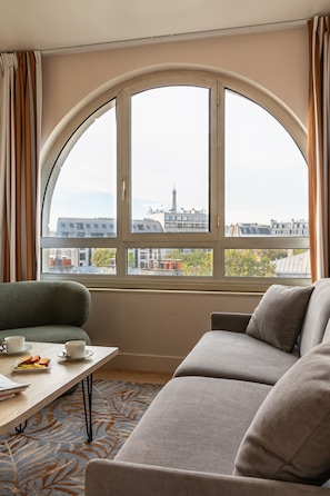 Junior-Suite, Terrasse, Stadtblick | Wohnbereich