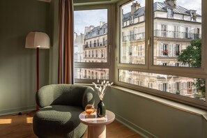 Deluxe kamer | Luxe beddengoed, pillowtop-bedden, een kluis op de kamer, een bureau