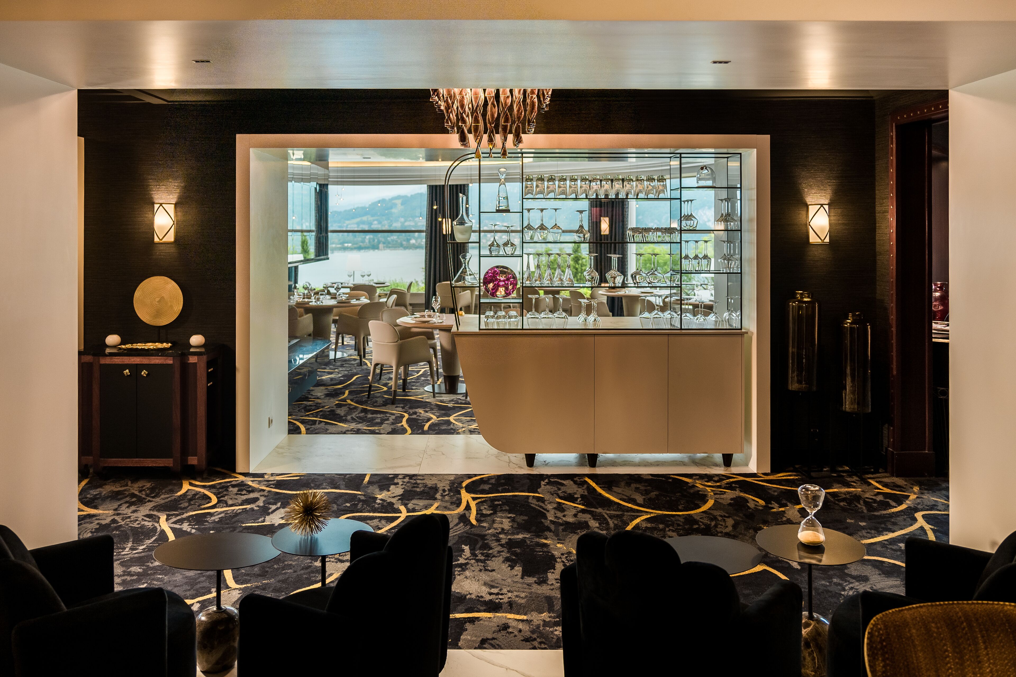 2 restaurants, lunch, dinner served; local cuisine